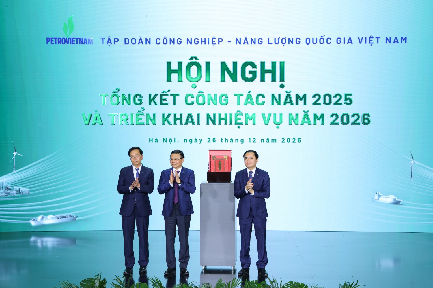 Đồng chí Lê Ngọc Sơn - Chủ tịch HĐTV, Tổng Giám đốc Petrovietnam và đồng chí Trần Quang Dũng - Phó Bí thư Thường trực Đảng ủy Petrovietnam đã trân trọng trao tặng đồng chí Lê Mạnh Hùng món quà lưu niệm cuốn sách “Đại Việt sử ký toàn thư”