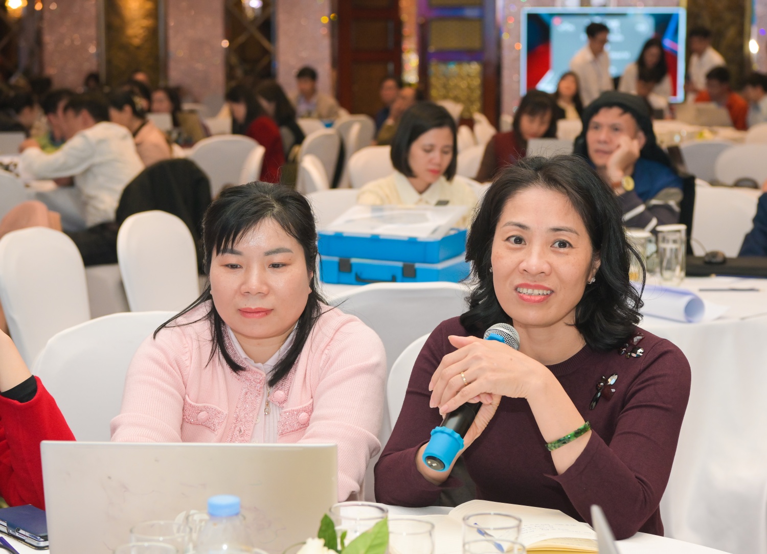 Các giáo viên trao đổi, thảo luận tại buổi tập huấn