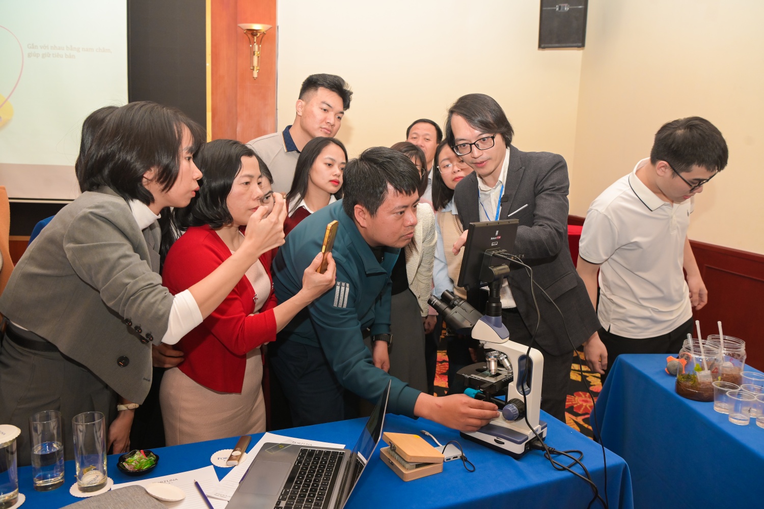 Các giáo viên được hướng dẫn về thực hành ứng dụng IOT trong dạy học