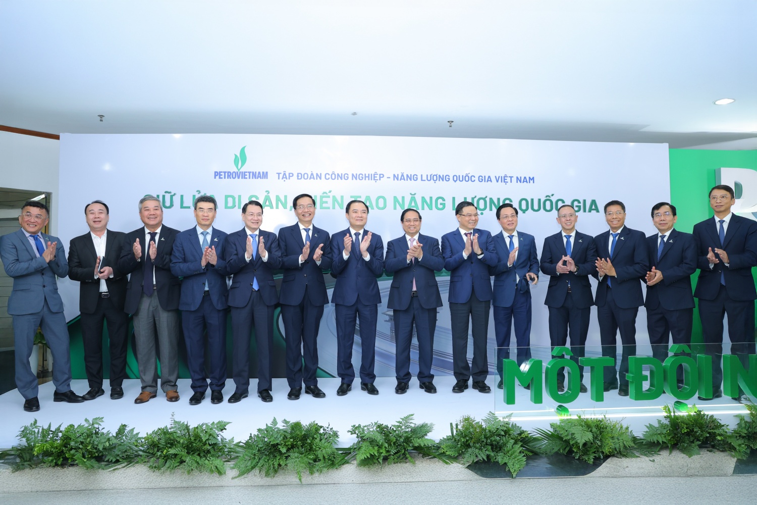 Thủ tướng Chính phủ Phạm Minh Chính và lãnh đạo, nguyên lãnh đạo Petrovietnam.