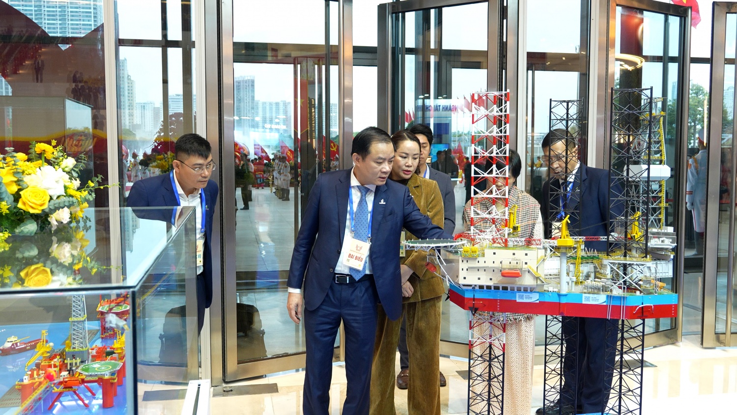 Chủ tịch HĐTV, Tổng Giám đốc Petrovietnam Lê Ngọc Sơn tại khu trưng bày sản phẩm của Petrovietnam