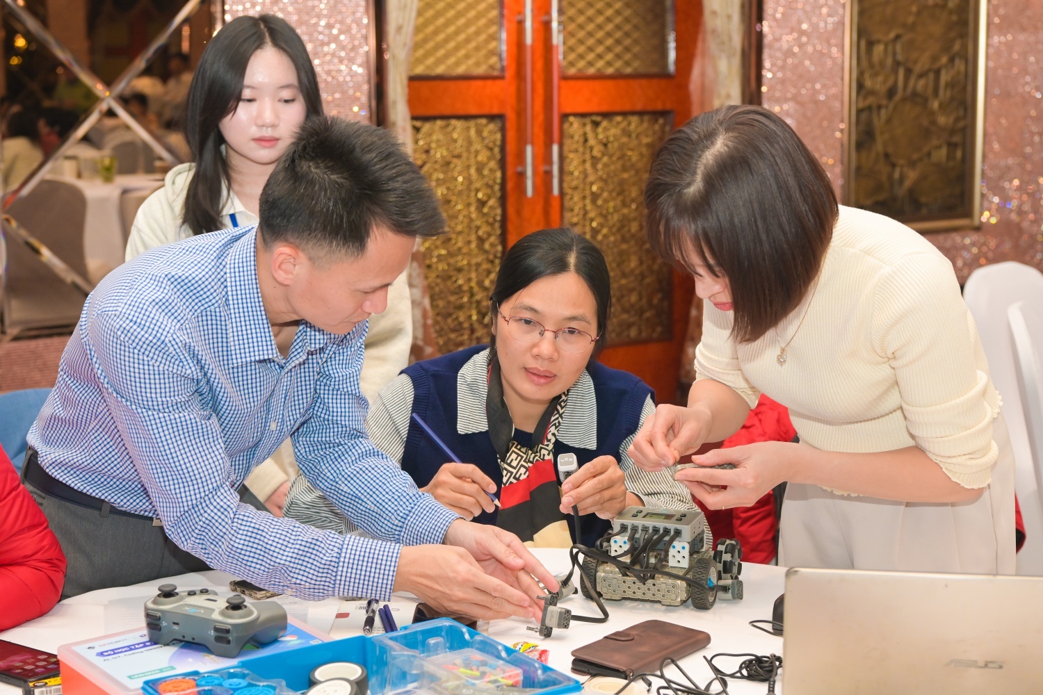 Các giáo viên lắp ráp và vận hành robot trong chương trình tập huấn