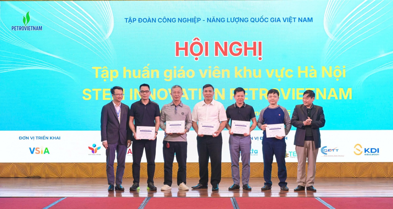 Ban tổ chức trao chứng nhận hoàn thành Chương trình tập huấn giáo dục STEM cho các giáo viên (Ảnh: Minh Đức).