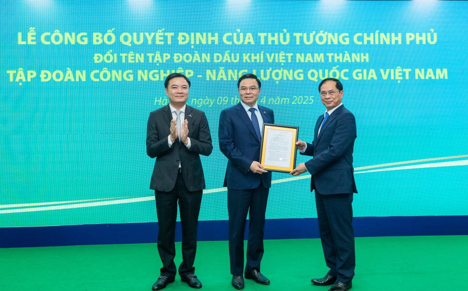 Petrovietnam đổi tên - tái định vị vai trò chiến lược trong hệ thống năng lượng quốc gia. Ảnh: Phó Thủ tướng Bùi Thanh Sơn trao Quyết định của Thủ tướng Chính phủ đổi tên Tập đoàn Dầu khí Việt Nam thành Tập đoàn Công nghiệp - Năng lượng Quốc gia Việt Nam