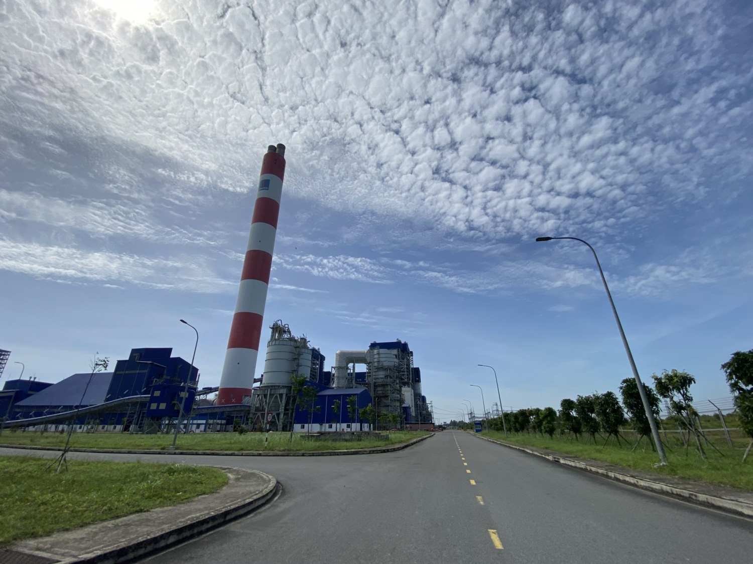 Với tổng công suất lắp đặt 1.200 MW, gồm 2 tổ máy, mỗi tổ có công suất 600 MW, Sông Hậu 1 là một trong những nguồn điện quy mô lớn nhất khu vực Tây Nam Bộ.