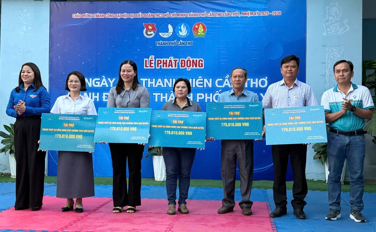 Đại diện các doanh nghiệp và Thành đoàn Cần Thơ trao bảng tượng trưng hỗ trợ cho 5 điểm trường.