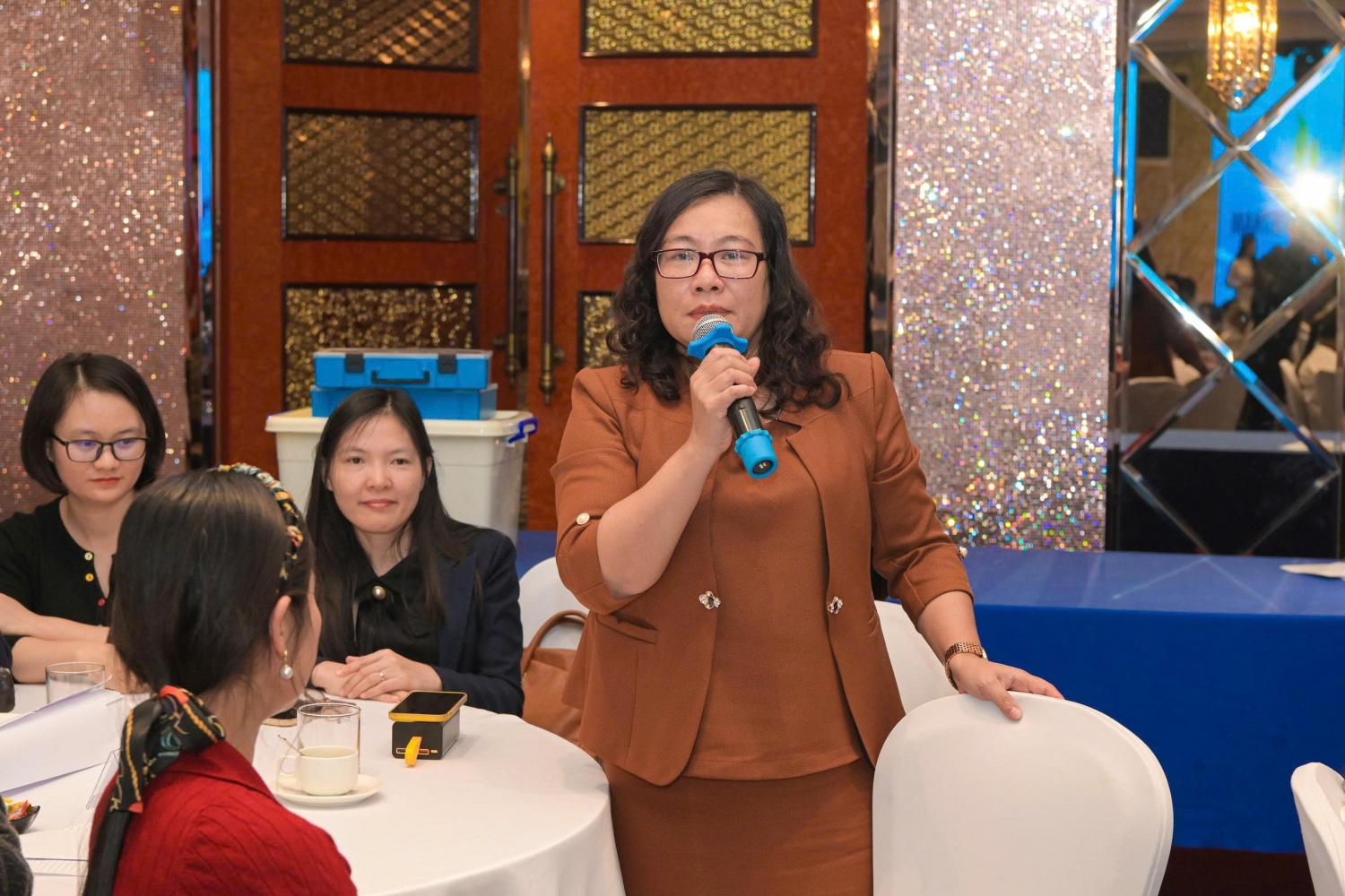 Cô Đỗ Thị Lan Hương, Phó Hiệu trưởng Trường THPT Chuyên Biên Hòa (tỉnh Ninh Bình) bày tỏ sự trân trọng và cảm ơn Ban tổ chức cùng các đơn vị đồng hành đã tạo điều kiện để giáo viên nhà trường tham gia chương trình tập huấn (Ảnh: Minh Đức).