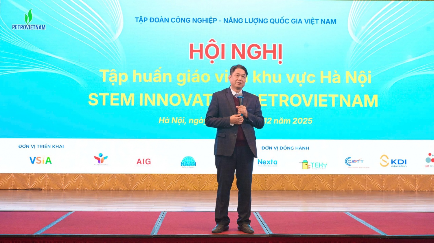 Chuyên gia Đỗ Hoàng Sơn, Thành viên Liên minh STEM Việt Nam: Quá trình tập huấn là sự học hỏi hai chiều, khi các giảng viên không chỉ truyền đạt kiến thức mà còn học được rất nhiều từ thực tiễn triển khai của các nhà trường. (Ảnh: Minh Đức).