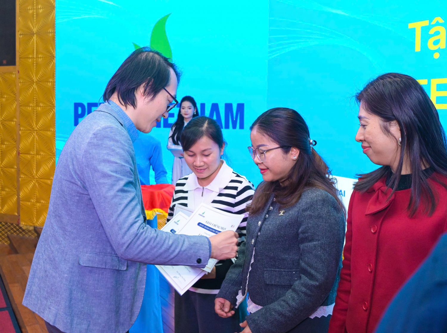 TS. Đặng Văn Sơn trao chứng nhận hoàn thành Chương trình tập huấn giáo dục STEM cho các giáo viên (Ảnh: Minh Đức).