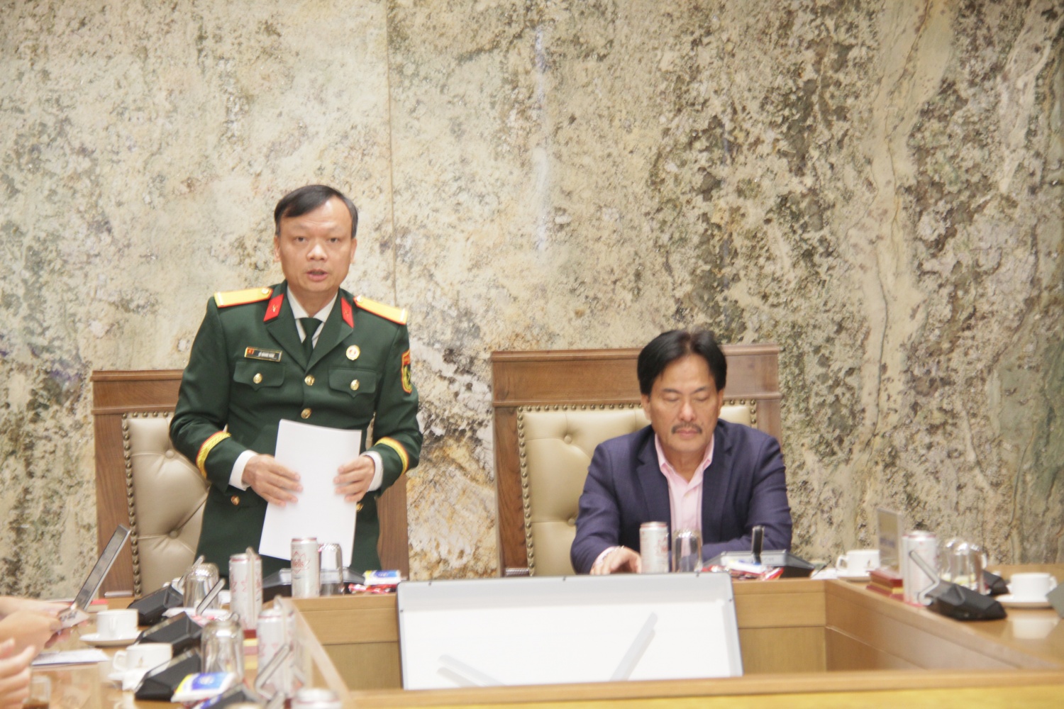 Đồng chí Lê Quang Toán - Phó Chủ tịch Hội CCB Tập đoàn, Chủ tịch Hội CCB BMQL&ĐH Petrovietnam, Phó Chủ nhiệm CLB dầu khí Trường Sa báo cáo tại Hội nghị