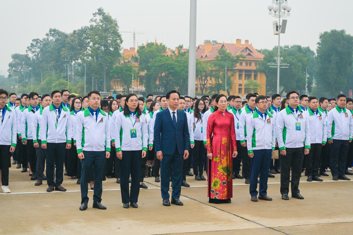 Tham dự lễ báo công có đồng chí Lê Thị Thủy, Ủy viên Trung ương Đảng, Phó Bí thư Đảng ủy Chính phủ; đồng chí Lại Xuân Lâm, Phó Bí thư Đảng ủy Chính phủ.