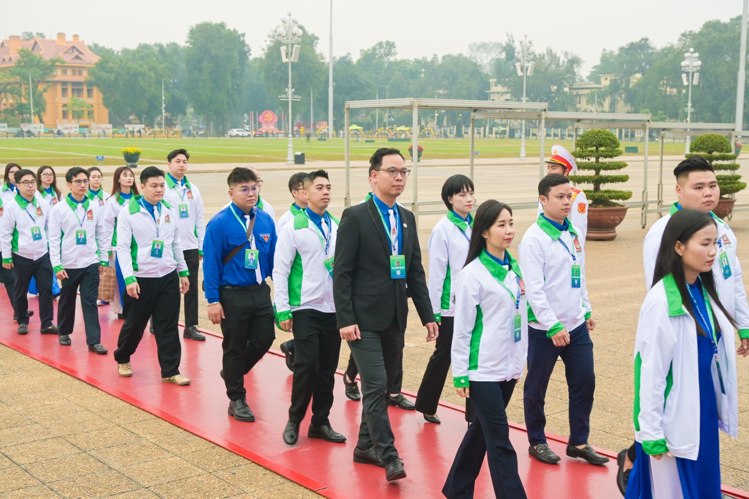 Các đại biểu vào Lăng viếng Chủ tịch Hồ Chí Minh
