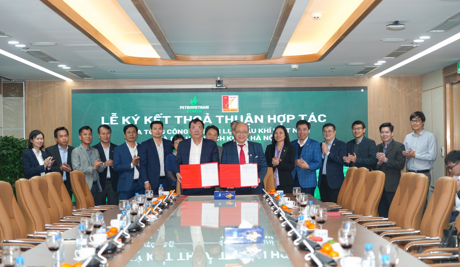 Tổng Giám đốc PV Power Lê Như Linh và Giám đốc Đại học Bách Khoa Hà Nội Huỳnh Quyết Thắng ký kết thoả thuận hợp tác
