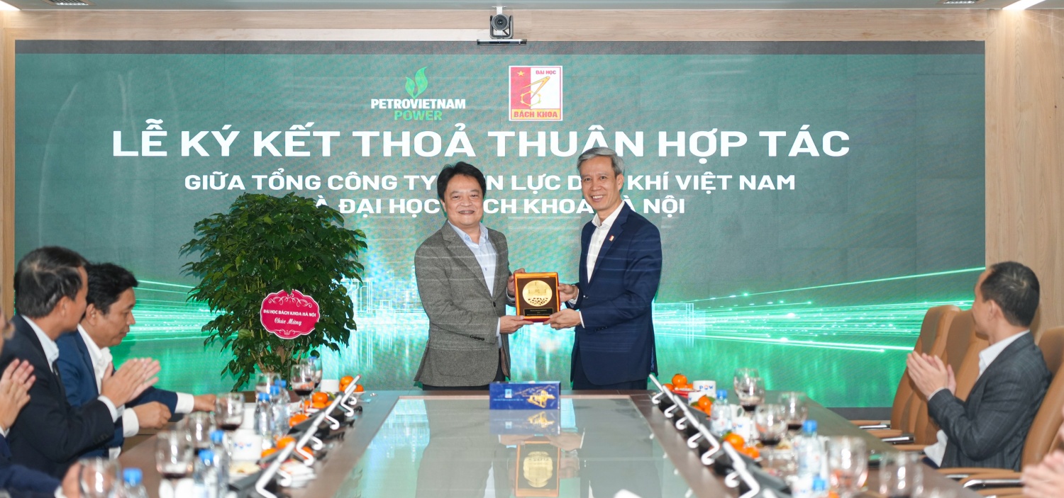 PV Power và Đại học Bách khoa Hà Nội trao biểu trưng lưu niệm tại buổi lễ