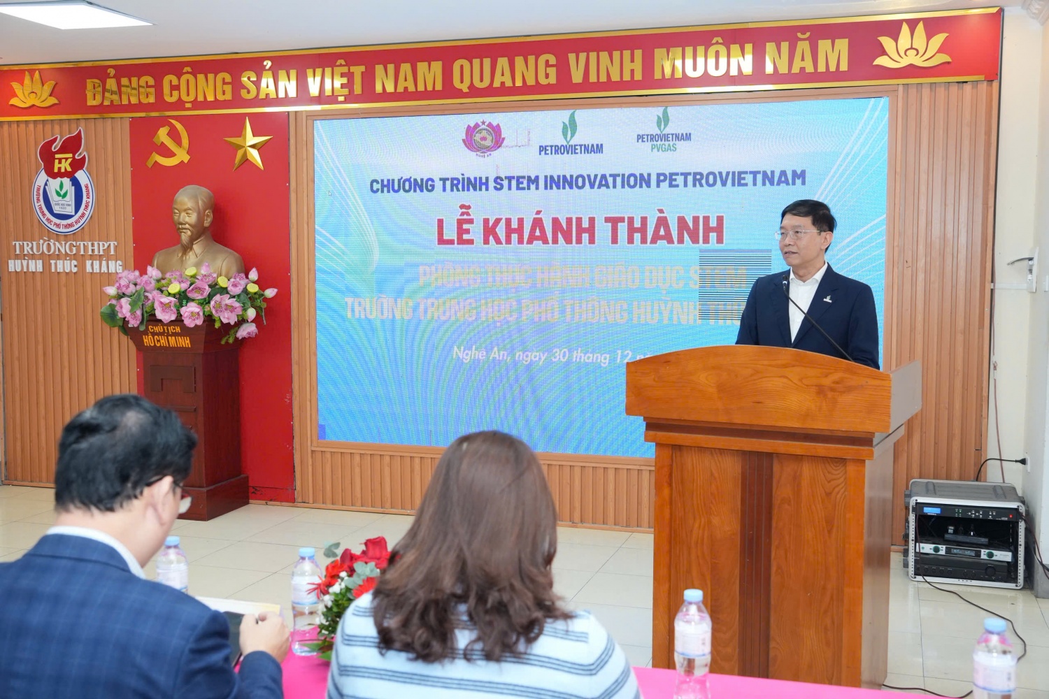 Đồng chí Trần Quang Dũng - Phó Bí thư Thường trực Đảng ủy Petrovietnam mong muốn Trường THPT Chuyên Hà Tĩnh nói riêng và các trường được tài trợ phòng STEM nói chung sẽ khai thác, phát huy hiệu quả công trình, đưa phòng STEM thực sự trở thành không gian sáng tạo của thầy và trò.