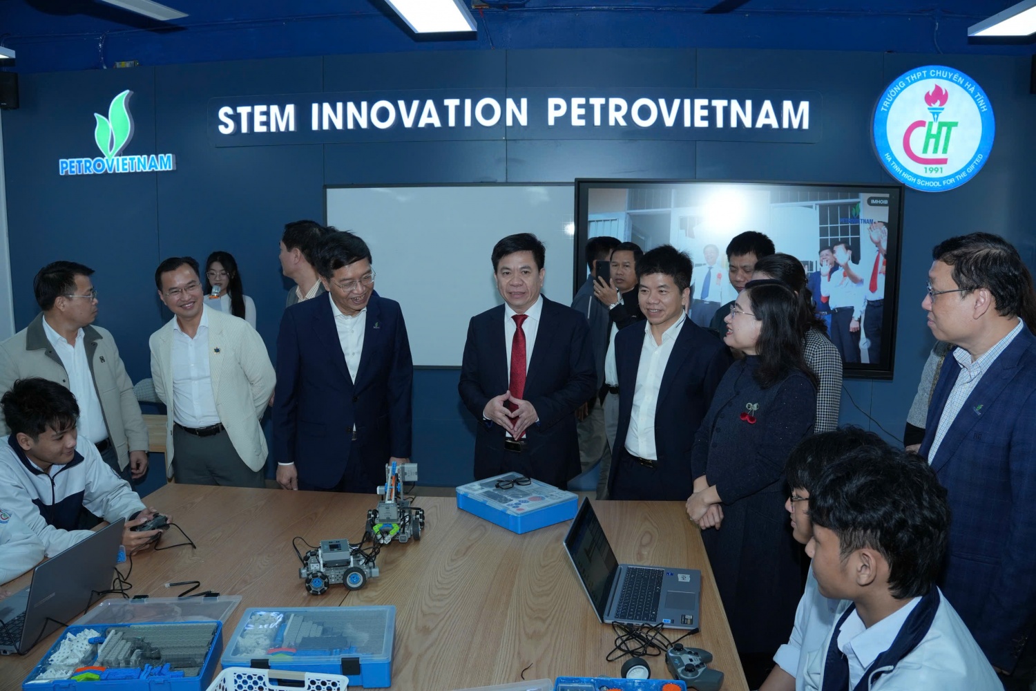 Lãnh đạo Petrovietnam và tỉnh Hà Tĩnh tham quan phòng học STEM tại Trường THPT Chuyên Hà Tĩnh.