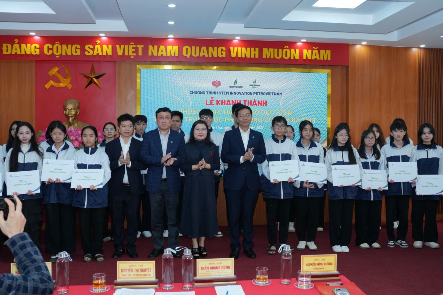 Lãnh đạo Petrovietnam và lãnh đạo tỉnh Hà Tĩnh trao học bổng cho các em học sinh khó khăn đạt thành tích cao trong học tập.
