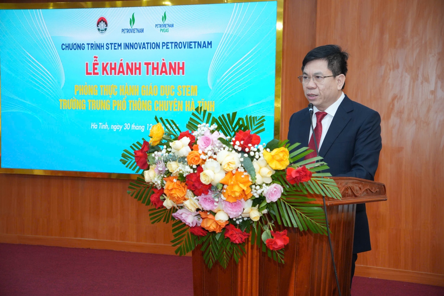 Thầy Hoàng Bá Hùng – Hiệu trưởng Trường THPT Chuyên Hà Tĩnh cho biết, phòng STEM sẽ trở thành điểm nhấn quan trọng trong việc triển khai chương trình giáo dục phổ thông mới, giúp học sinh gắn kết kiến thức lý thuyết với các vấn đề thực tiễn, phát triển tư duy khoa học, sáng tạo và năng lực giải quyết vấn đề.
