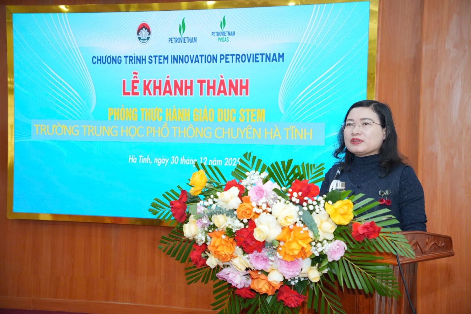 Đồng chí Nguyễn Thị Nguyệt - Phó Chủ tịch UBND tỉnh Hà Tĩnh trân trọng cảm ơn Petrovietnam và PV GAS đã quan tâm, tài trợ cho tỉnh Hà Tĩnh 3 phòng học STEM đạt chuẩn quốc tế.