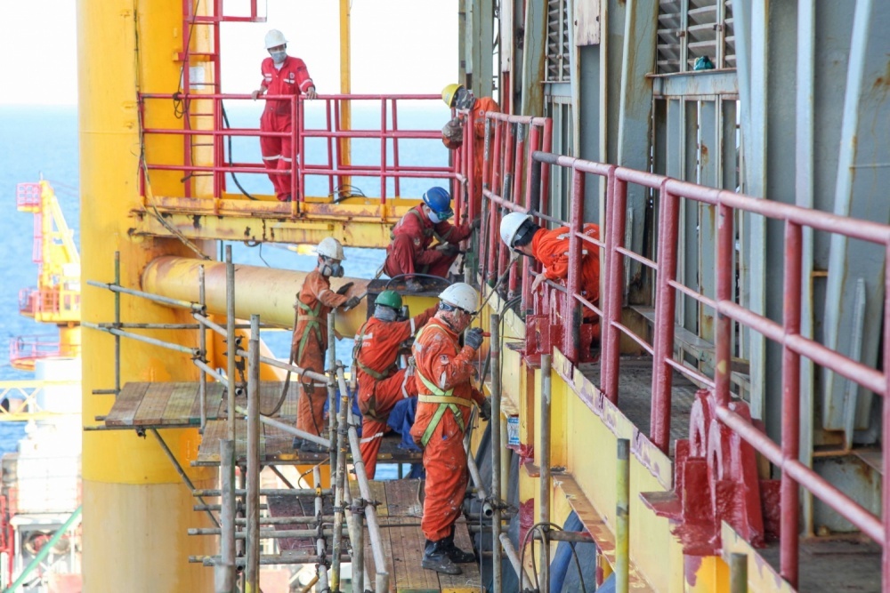 Người lao động Petrovietnam làm việc trên giàn khoan.
