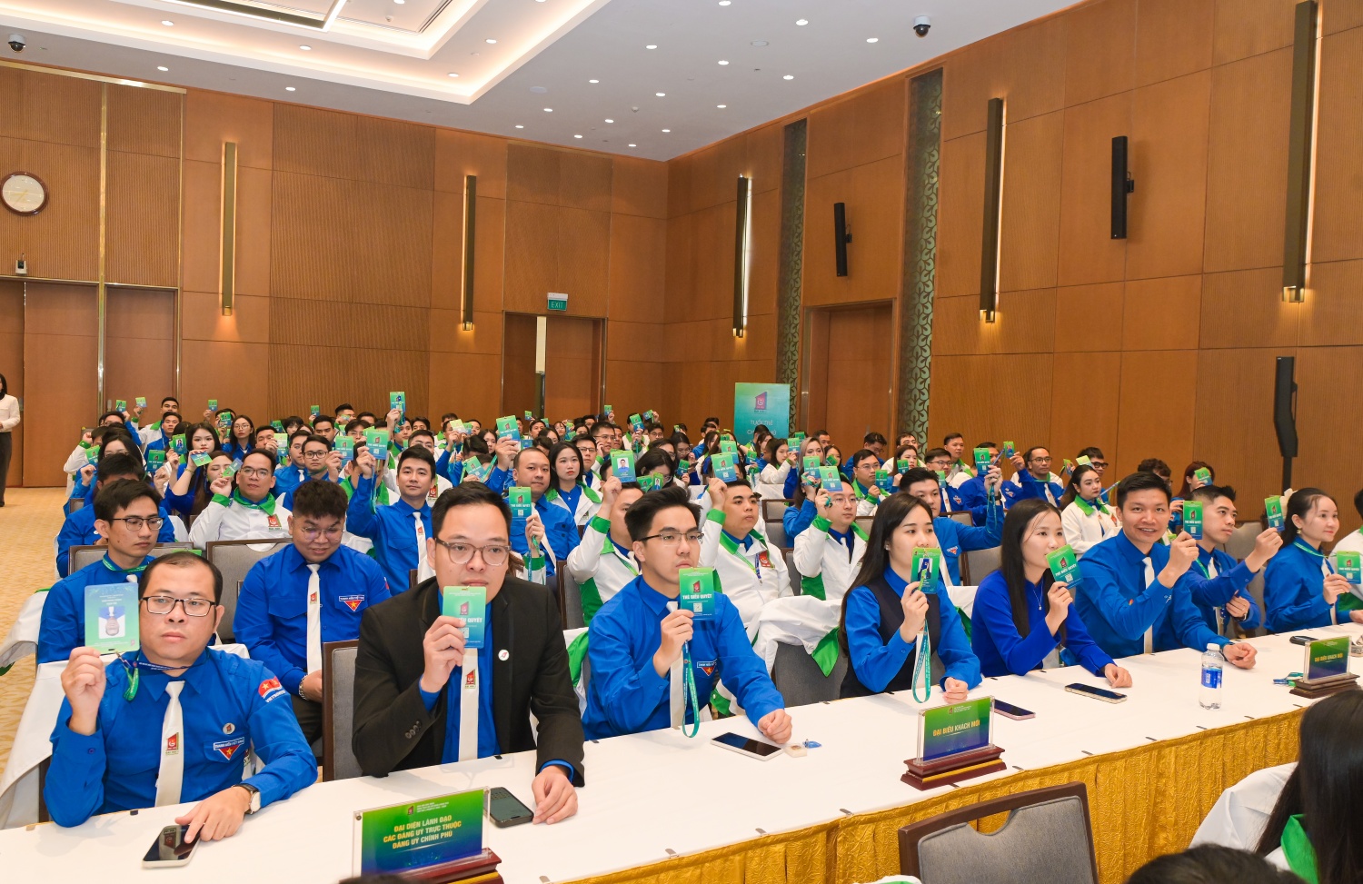 Các đại biểu biểu quyết, thông qua các nội dung của Đại hội