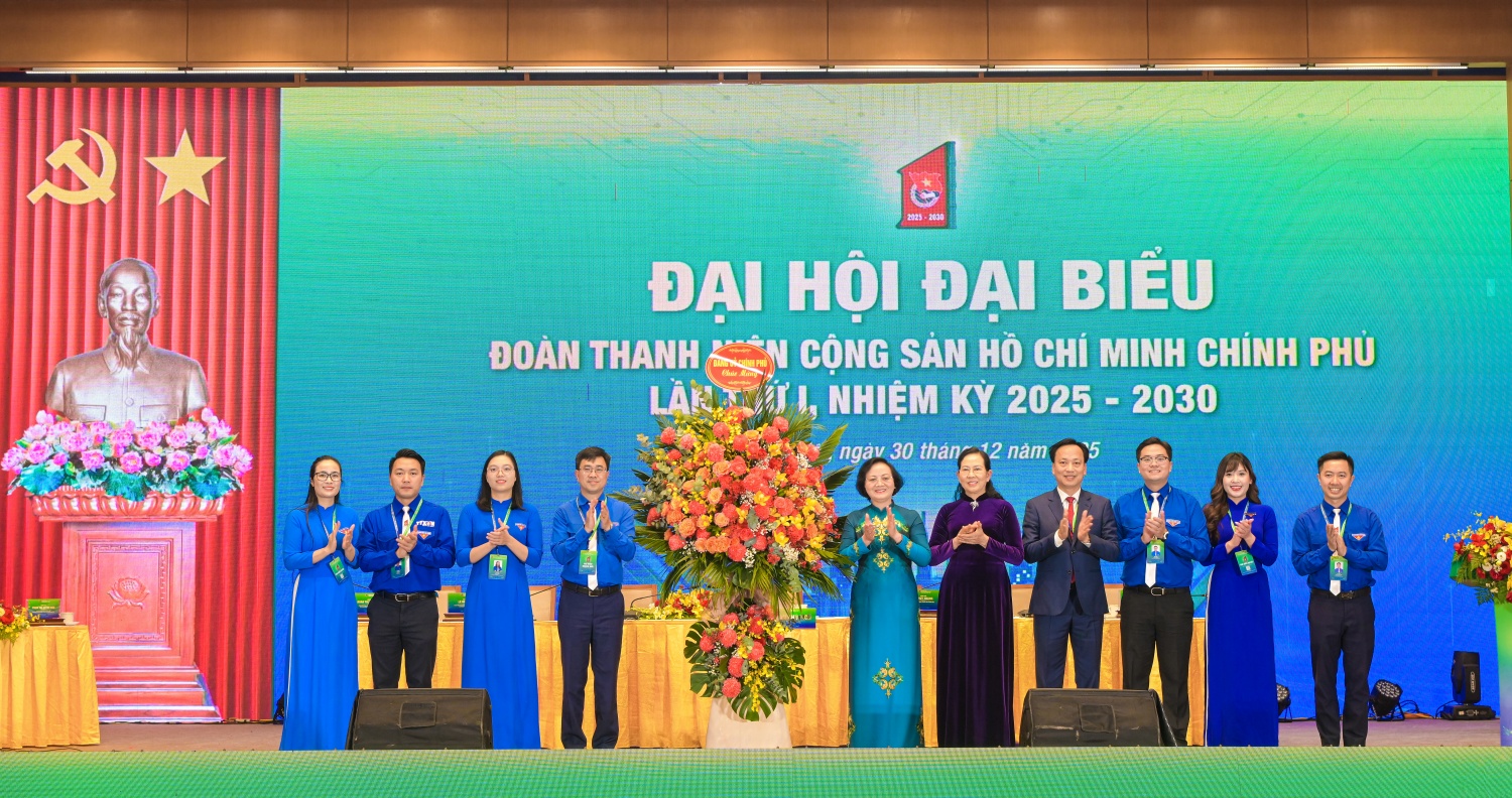 Phó Thủ tướng Phạm Thị Thanh Trà tặng hoa chúc mừng Đại hội