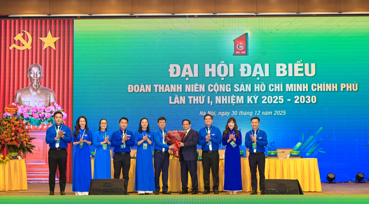 Thủ tướng Phạm Minh Chính tặng hoa chúc mừng Đại hội
