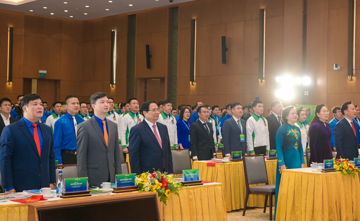 Các đại biểu thực hiện nghi thức chào cờ