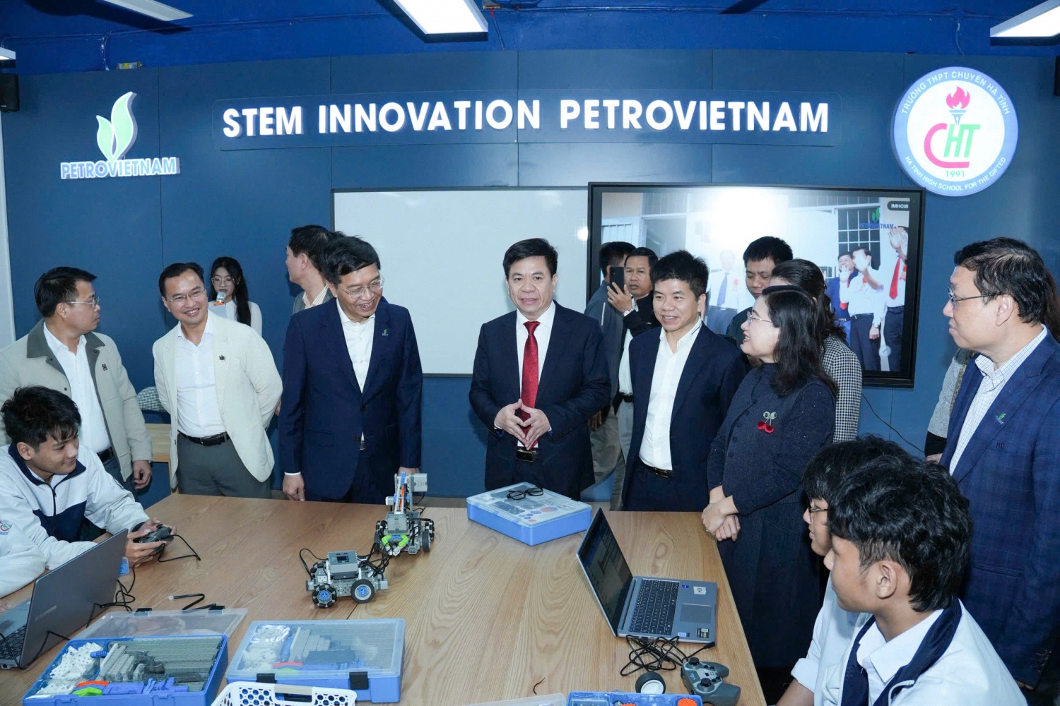 Lãnh đạo Petrovietnam và lãnh đạo tỉnh Hà Tĩnh tham quan phòng STEM tại Trường THPT Chuyên Hà Tĩnh.