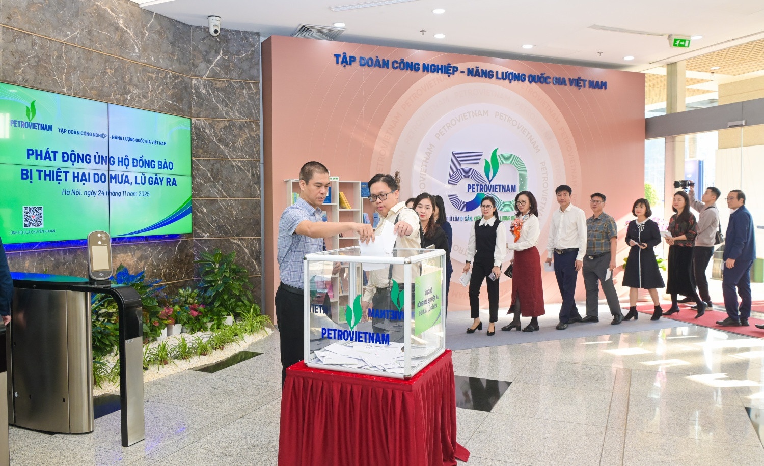 Cán bộ nhân viên, người lao động Petrovietnam hưởng ứng lời kêu gọi, quyên góp ủng hộ đồng bào vùng lũ lụt