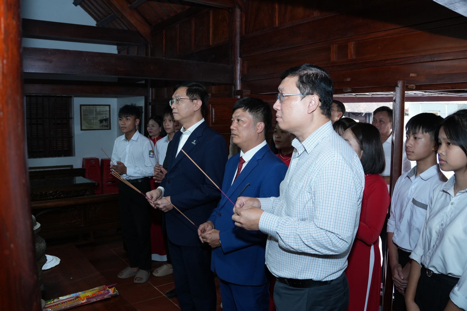 Đoàn công tác Petrovietnam cùng các thầy cô và học sinh Trường THCS Thanh Lương dâng hương tại Di tích lịch sử cấp Quốc gia Nhà thờ liệt sĩ Nguyễn Sỹ Sách.