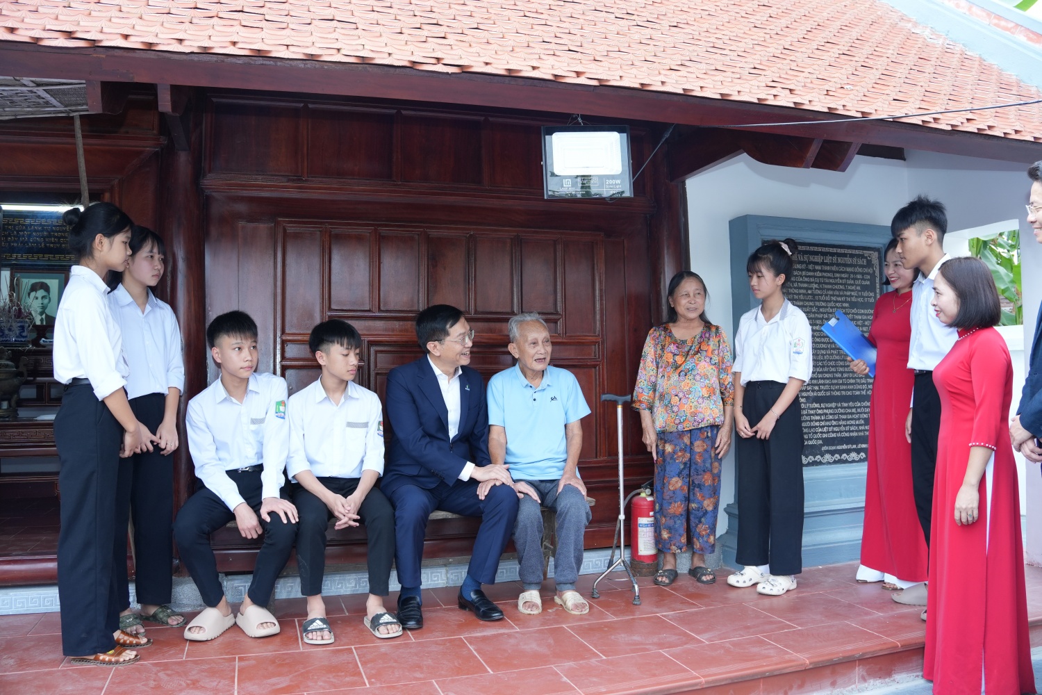 Đồng chí Trần Quang Dũng trò chuyện cùng đồng chí Nguyễn Sỹ Thiêm - em trai liệt sĩ Nguyễn Sỹ Sách.