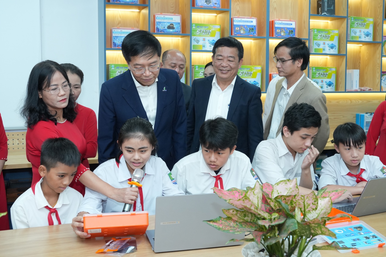 Các em học sinh giới thiệu với lãnh đạo tỉnh Nghệ An và lãnh đạo Petrovietnam về cách các dự án được triển khai tại phòng thực hành giáo dục STEM.
