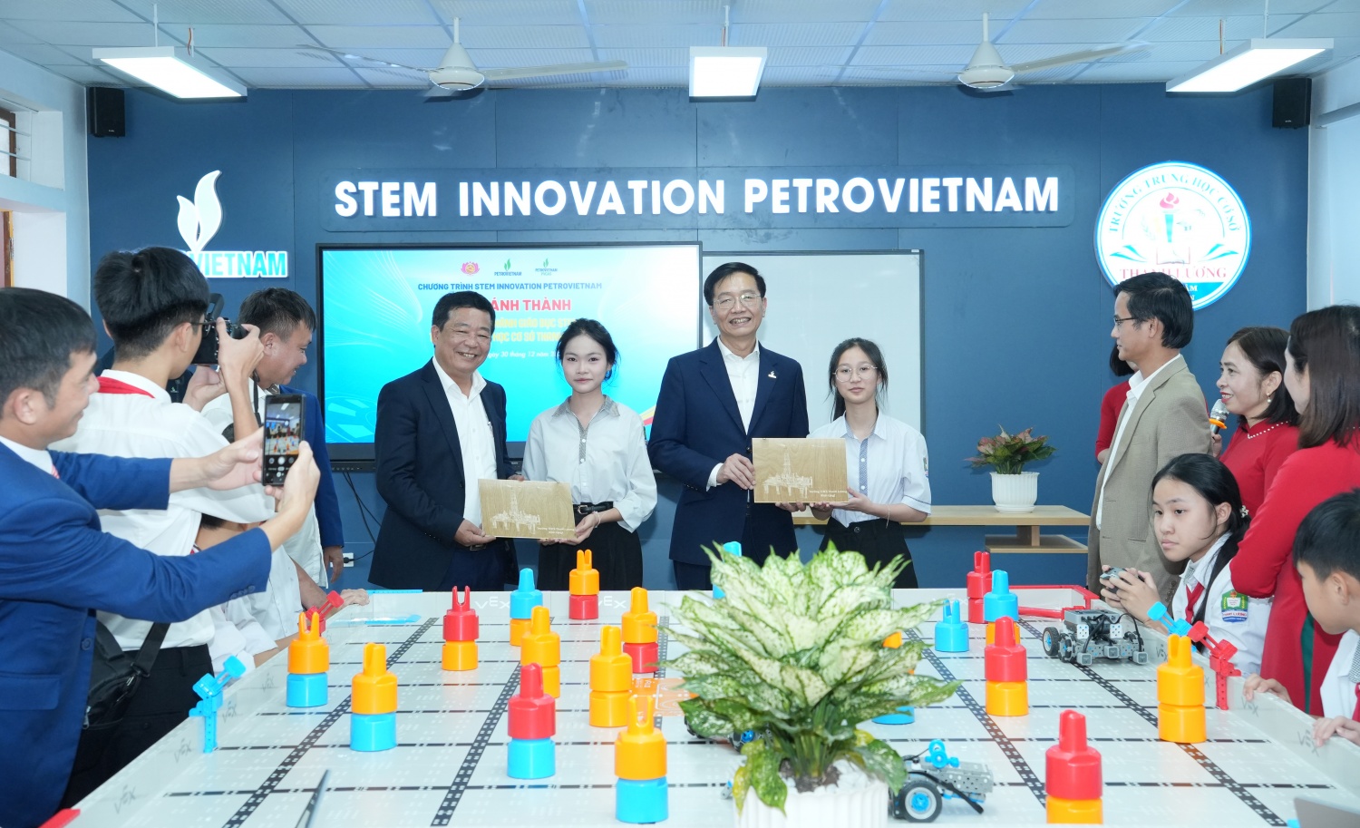Các em học sinh tặng những sản phẩm do các em tự tay chế tạo từ phòng thực hành giáo dục STEM cho lãnh đạo tỉnh Nghệ An và lãnh đạo Petrovietnam