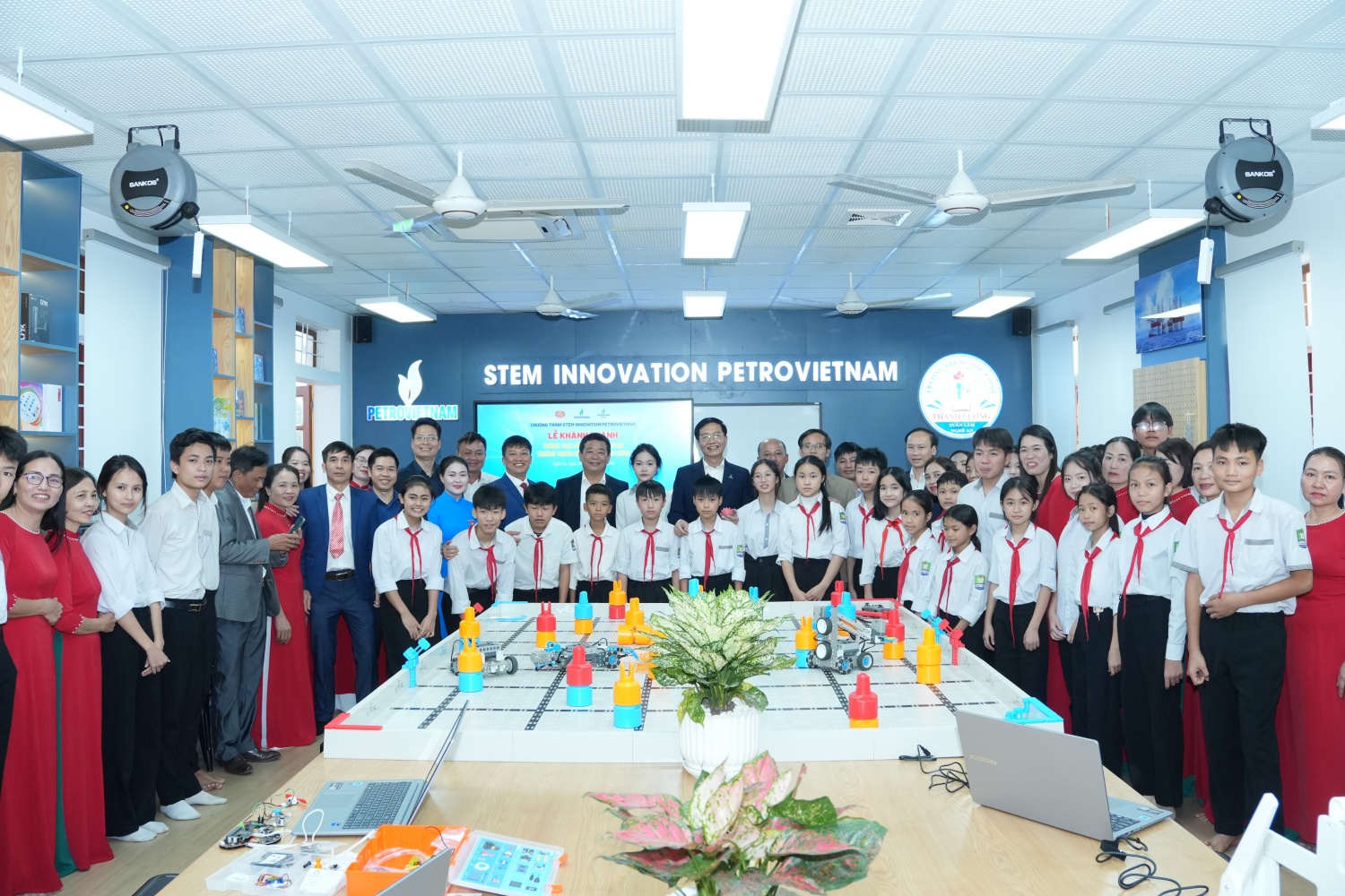 Đoàn công tác Petrovietnam và lãnh đạo tỉnh Nghệ An, cùng thầy cô và các em học sinh Trường THCS Thanh Lương.