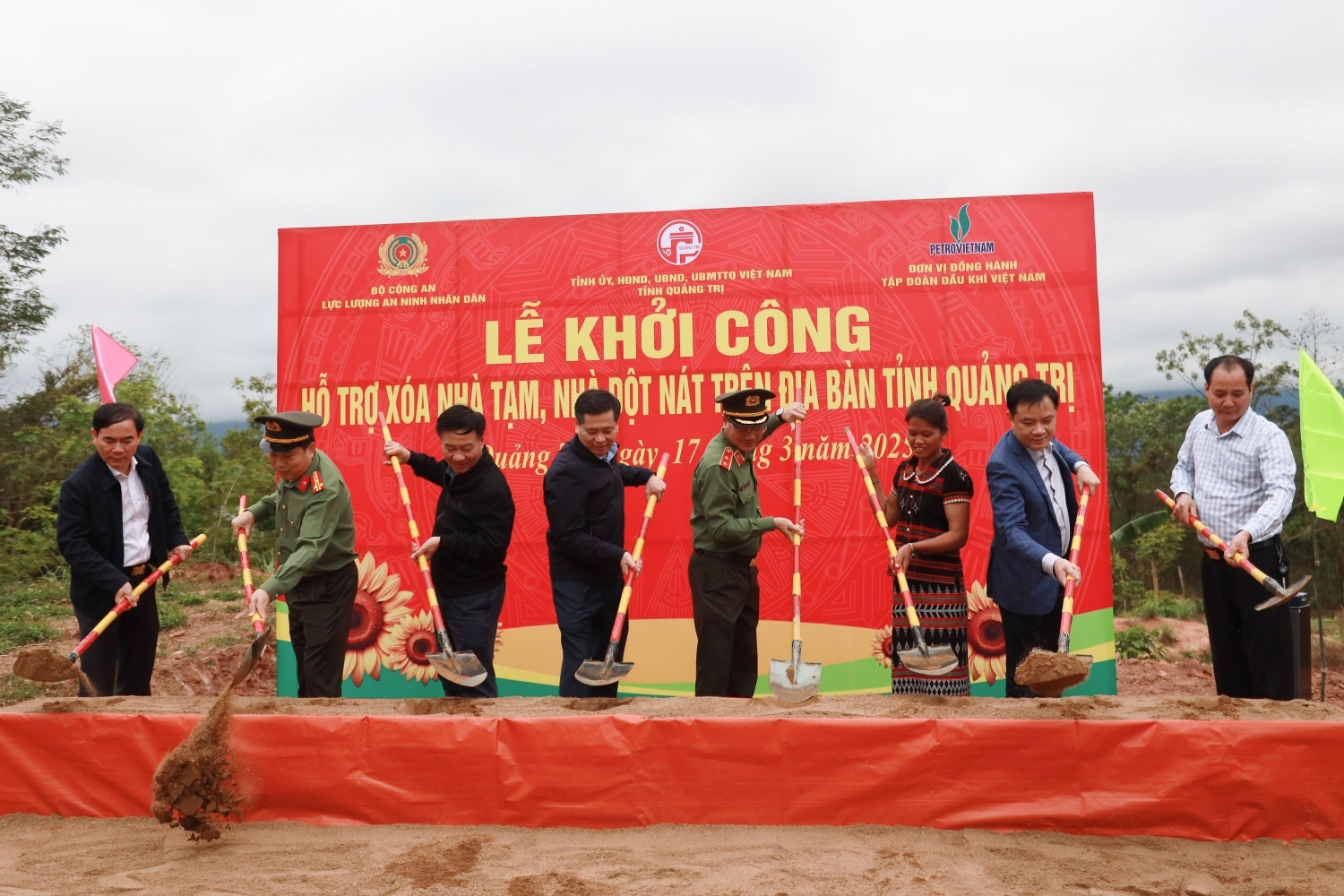 Lãnh đạo Bộ Công an, tỉnh Quảng Trị và đồng chí Lê Ngọc Sơn - Chủ tịch HĐTV, Tổng Giám đốc Petrovietnam thực hiện nghi thức khởi công xây dựng hỗ trợ xoá nhà tạm, nhà dột nát trên địa bàn tỉnh.