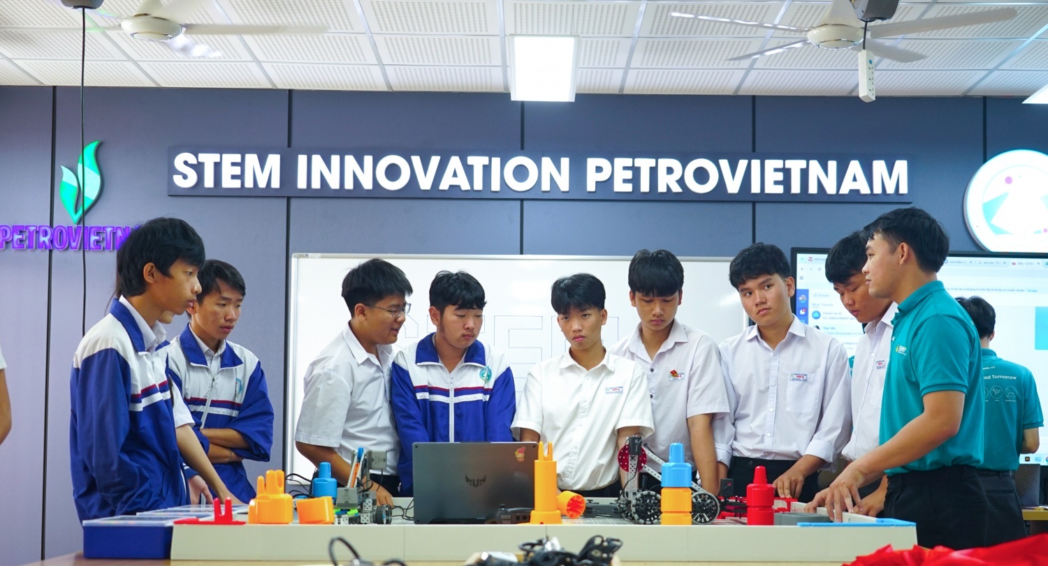 Các em học sinh hào hứng trải nghiệm các thiết bị hiện đại tại phòng STEM do Petrovietnam tài trợ tại Trường THPT Đạm Ri (Lâm Đồng)