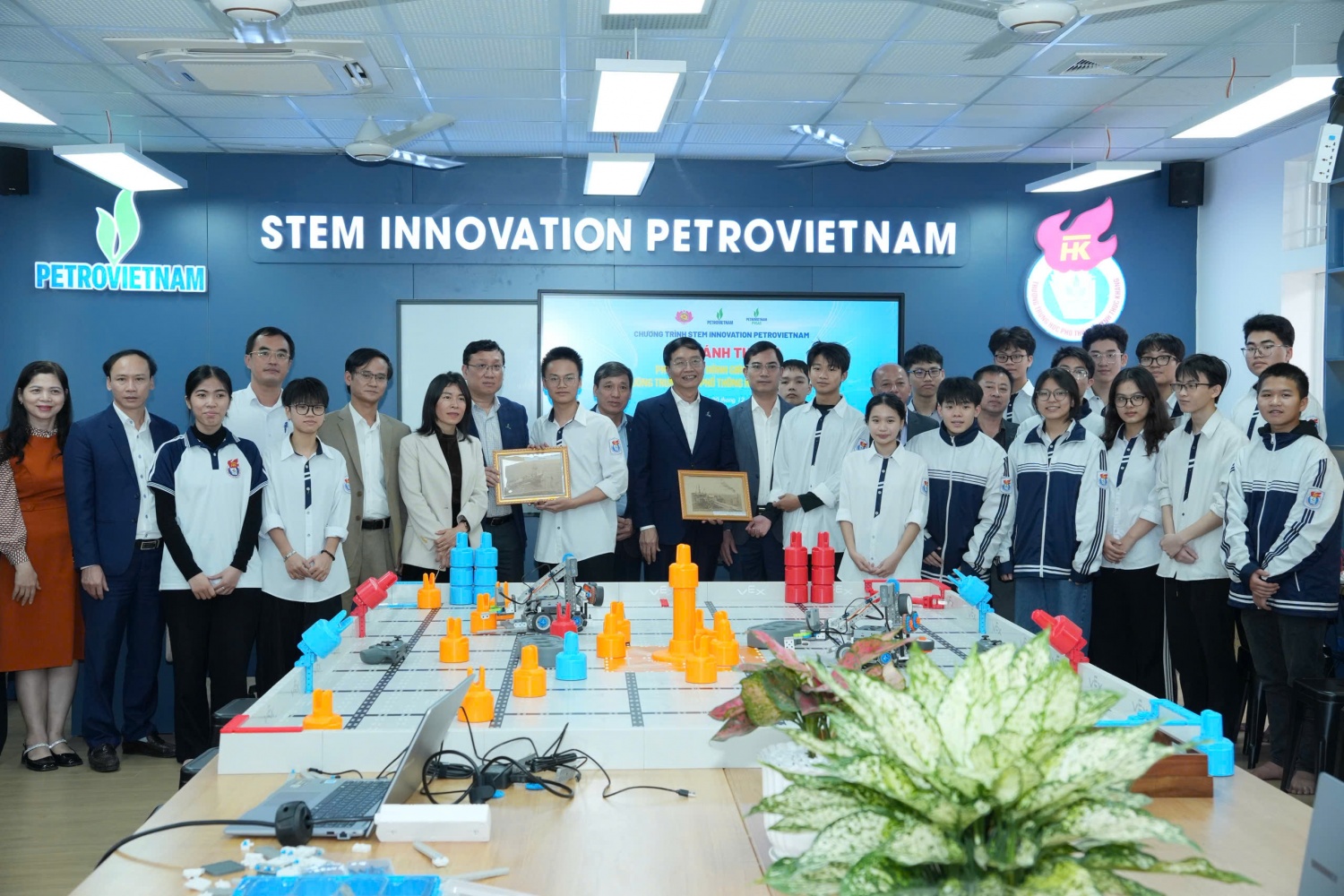 Đoàn công tác Petrovietnam cùng các thầy cô và học sinh Trường THPT Huỳnh Thúc Kháng.