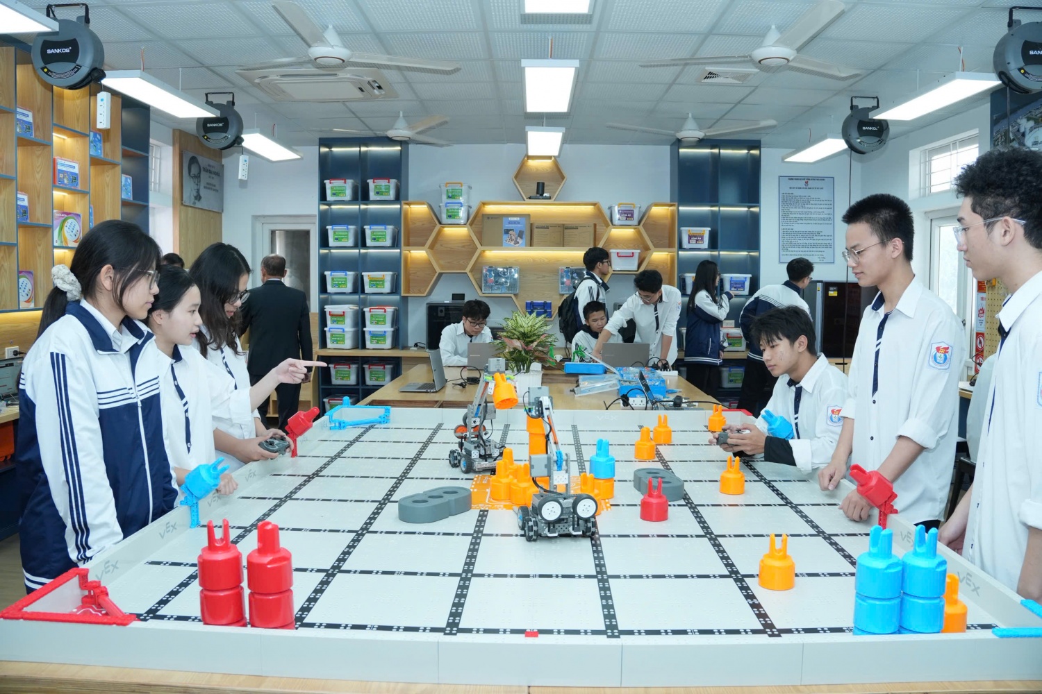 Một buổi học tại phòng thực hành giáo dục STEM tại Trường THPT Huỳnh Thúc Kháng.