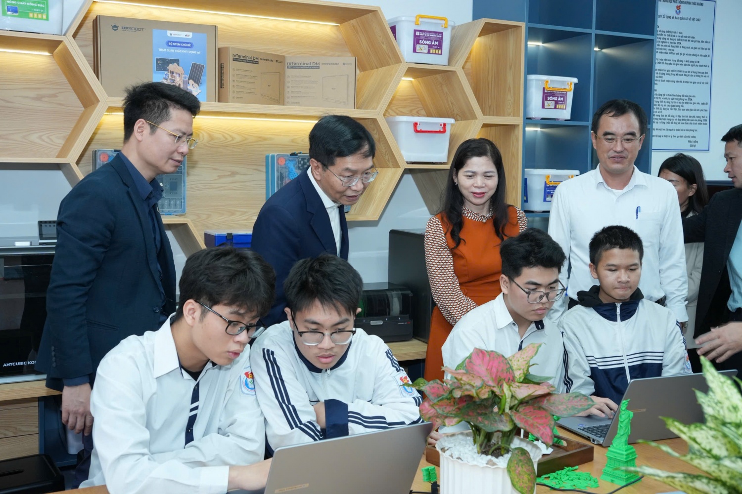 Đoàn công tác Petrovietnam tham quan phòng STEM tại Trường THPT Huỳnh Thúc Kháng.