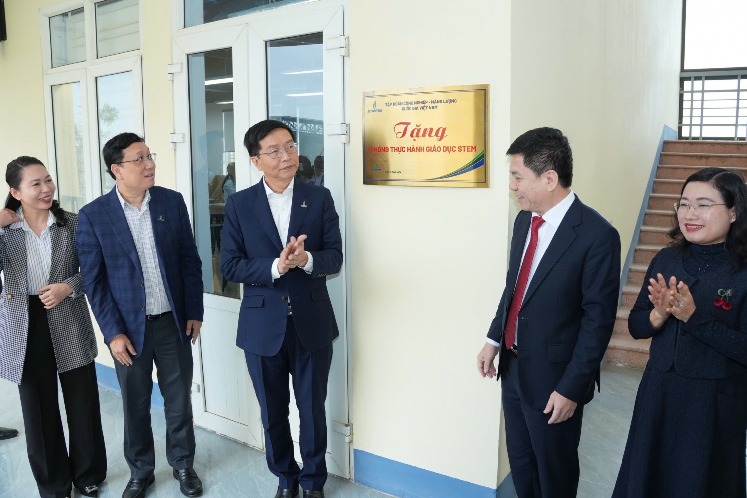 Lãnh đạo Petrovietnam và lãnh đạo tỉnh Hà Tĩnh và các đại biểu thực hiện nghi thức khánh thành phòng thực hành giáo dục STEM tại Trường THPT Chuyên Hà Tĩnh.