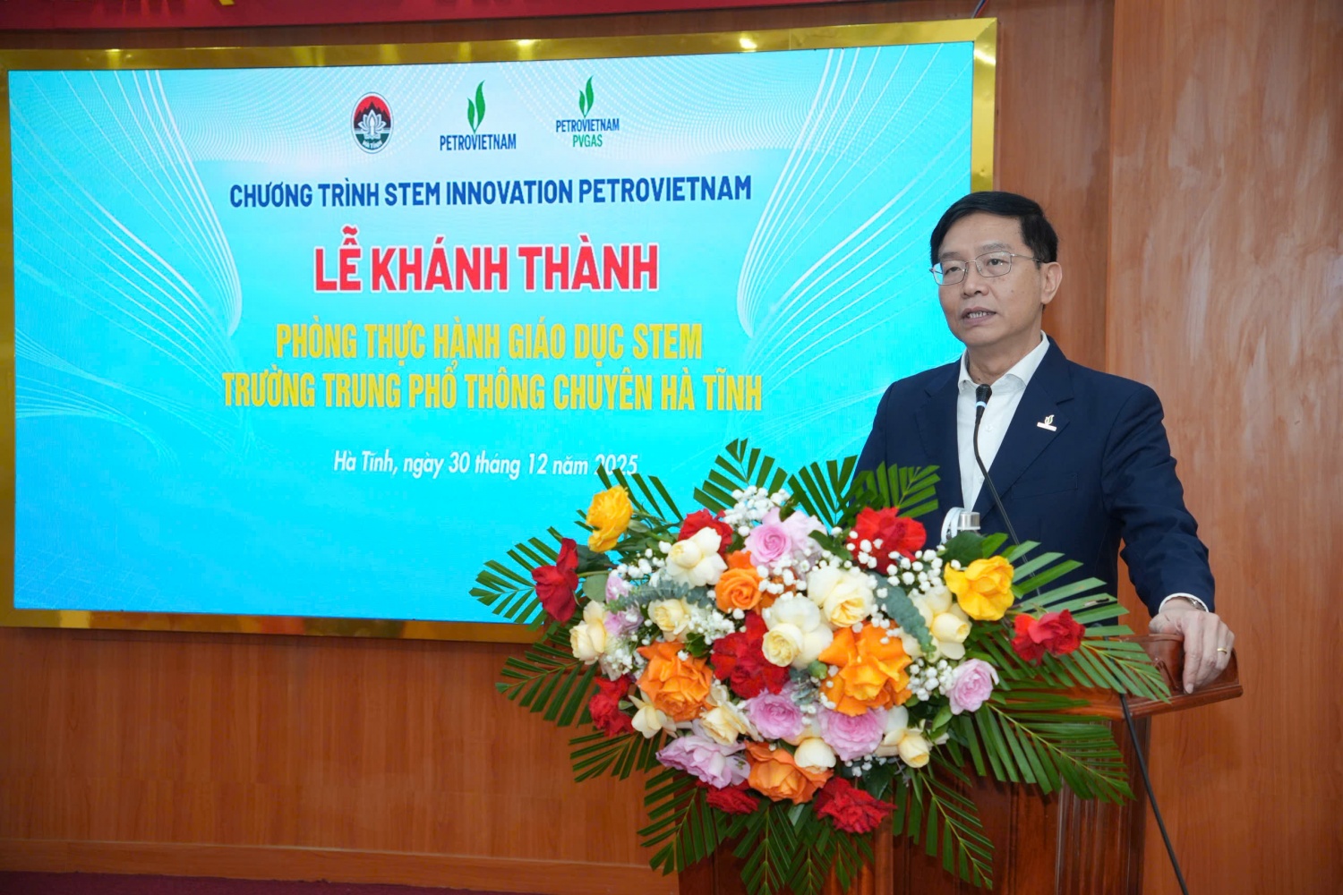Đồng chí Trần Quang Dũng - Phó Bí thư Thường trực Đảng ủy Petrovietnam mong muốn Trường THPT Chuyên Hà Tĩnh nói riêng và các trường được tài trợ phòng STEM nói chung sẽ khai thác, phát huy hiệu quả công trình, đưa phòng STEM thực sự trở thành không gian sáng tạo của thầy và trò.