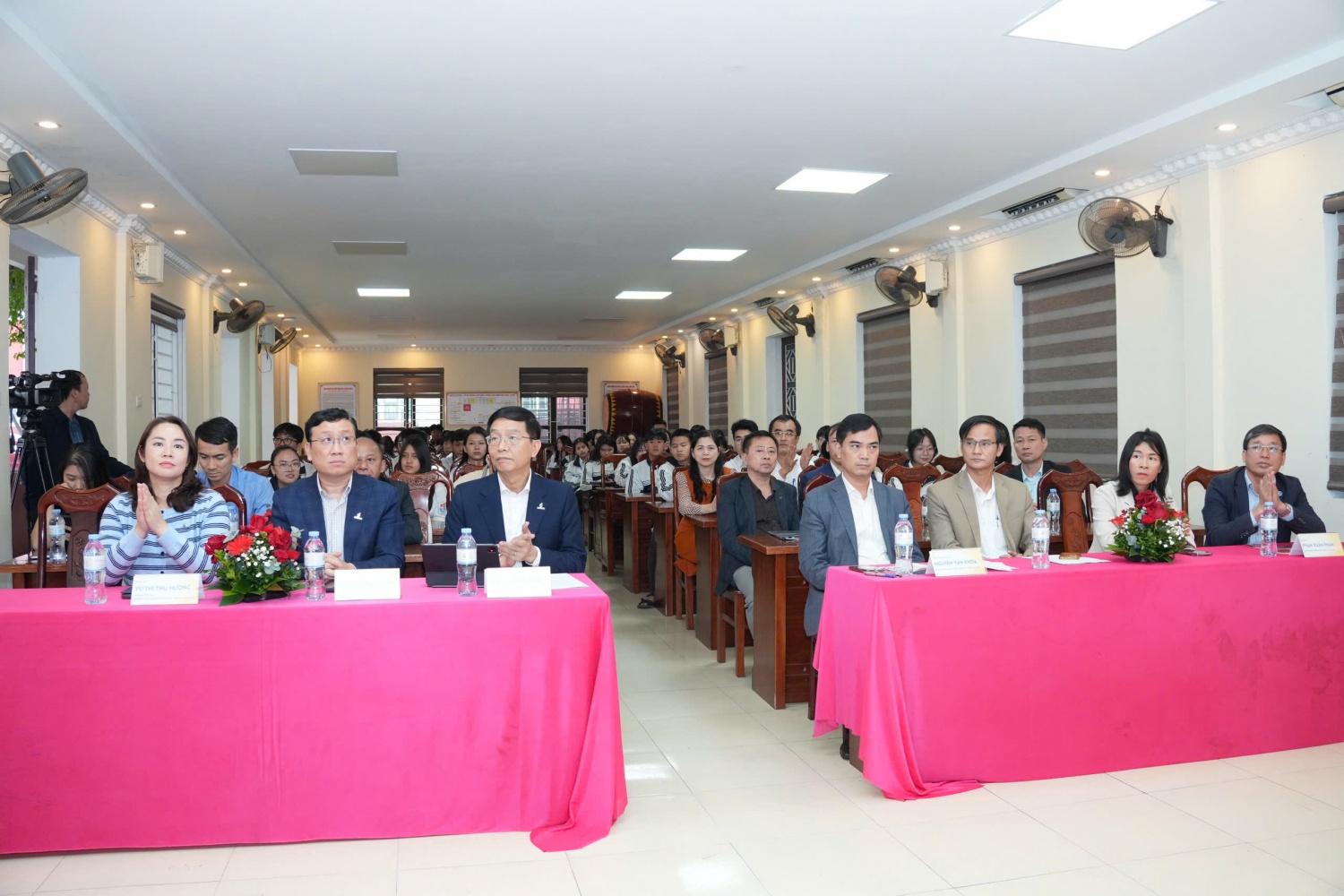 Đoàn công tác Petrovietnam cùng lãnh đạo tỉnh Nghệ An tham dự Lễ khánh thành phòng thực hành giáo dục STEM tại Trường THPT Huỳnh Thúc Kháng.