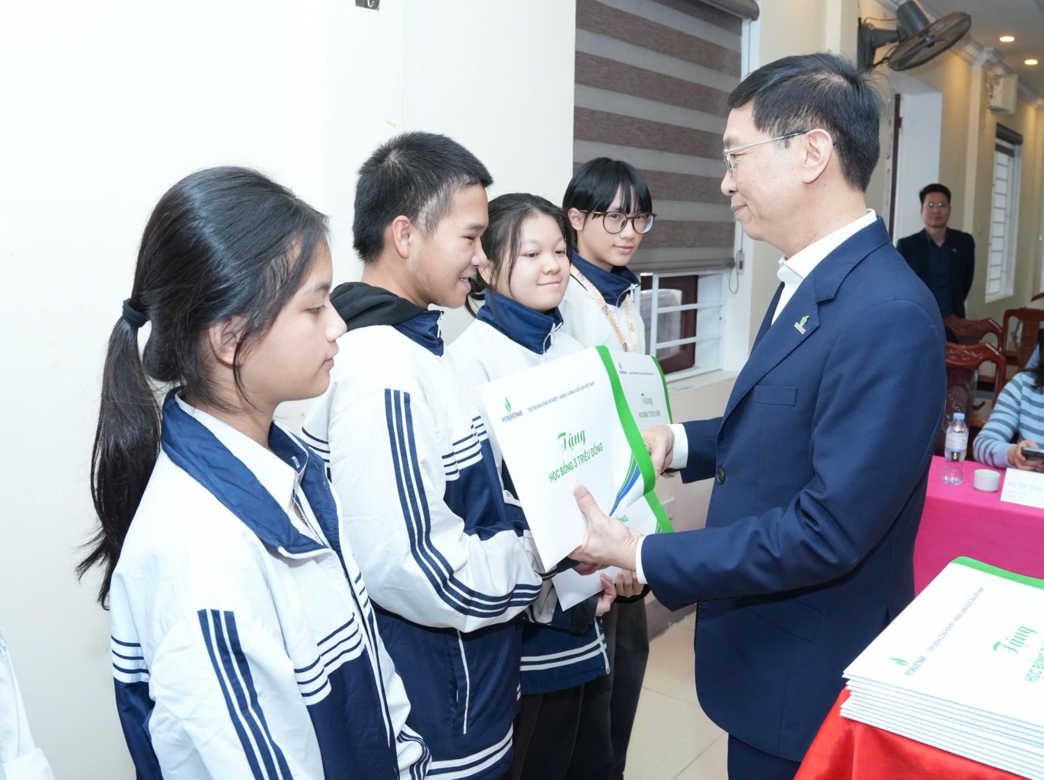 Đồng chí Trần Quang Dũng trao học bổng cho các em học sinh có hoàn cảnh khó khăn đạt thành tích cao trong học tập tại Trường THPT Huỳnh Thúc Kháng.