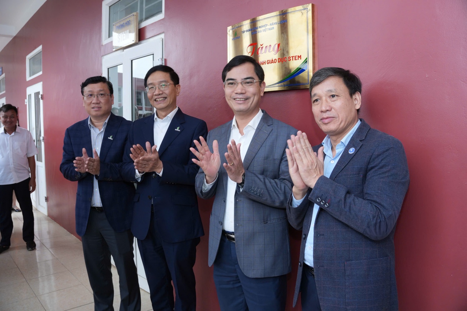 Lãnh đạo Petrovietnam cùng lãnh đạo Trường THPT Huỳnh Thúc Kháng thực hiện nghi thức khánh thành phòng thực hành giáo dục STEM.