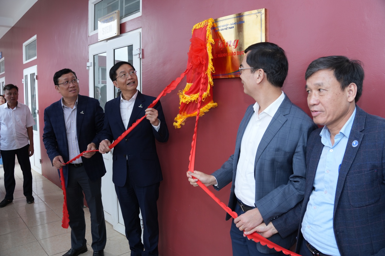 Lãnh đạo Petrovietnam, PV GAS, cùng lãnh đạo Trường THPT Huỳnh Thúc Kháng thực hiện nghi thức khánh thành phòng thực hành giáo dục STEM.