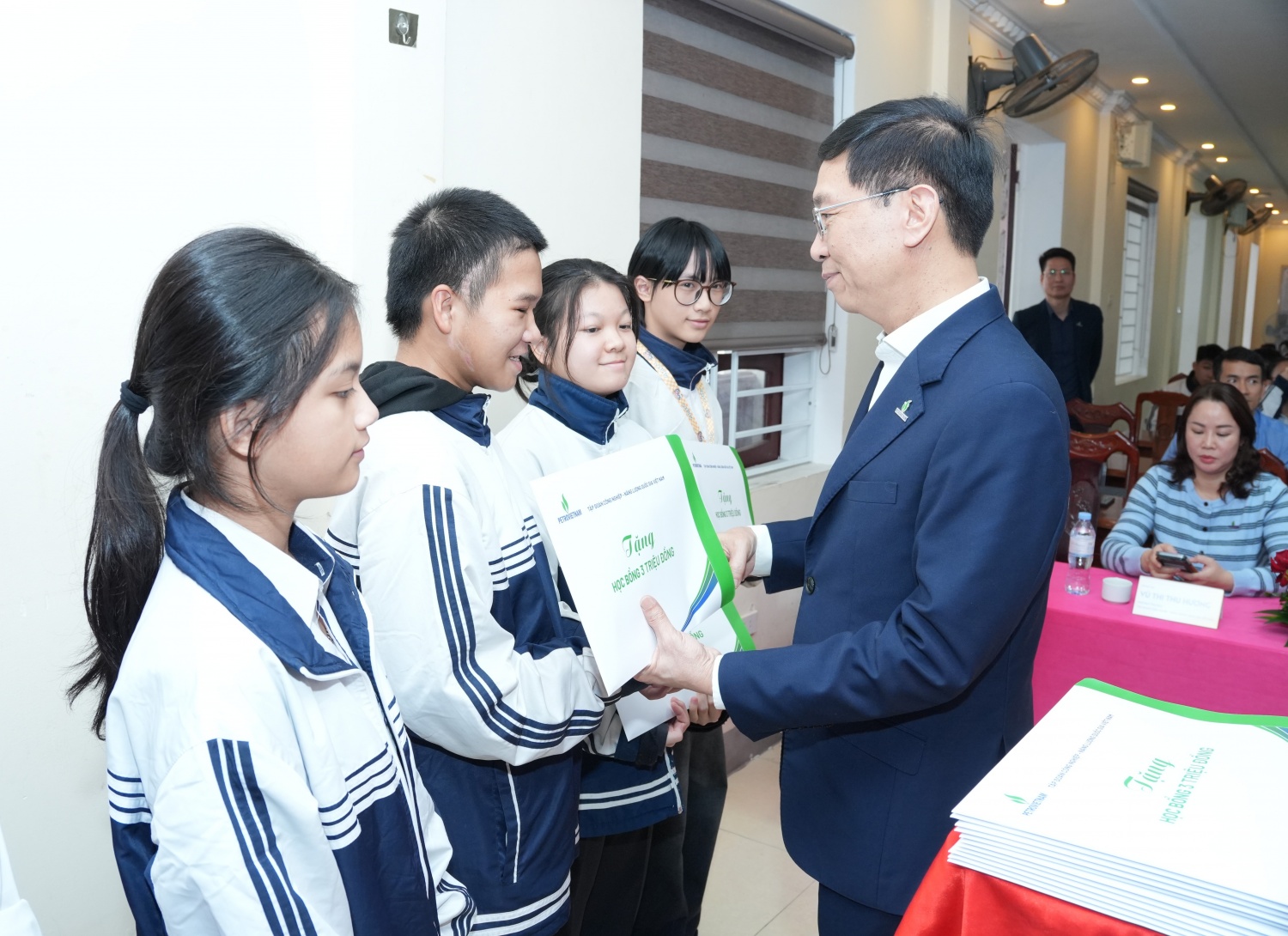 Đồng chí Trần Quang Dũng - Phó Bí thư Thường trực Đảng ủy Petrovietnam trao học bổng cho các em học sinh có hoàn cảnh khó khăn đạt thành tích cao trong học tập tại Trường THPT Huỳnh Thúc Kháng.