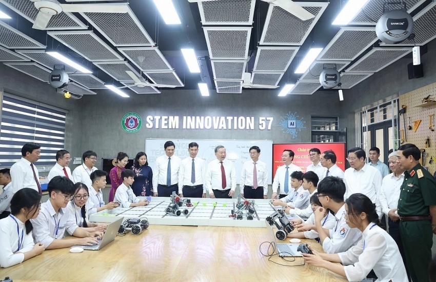 Tổng Bí thư Tô Lâm cùng các đại biểu tham quan phòng thực hành STEM tại Trường THPT Kim Liên (Nghệ An).