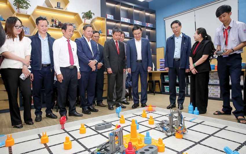 Lãnh đạo Petrovietnam xem học sinh trình diễn kỹ thuật điều khiển robot tại phòng STEM của Trường THCS Nguyễn Du - Gia Lai do Petrovietnam tài trợ vào ngày 12/12