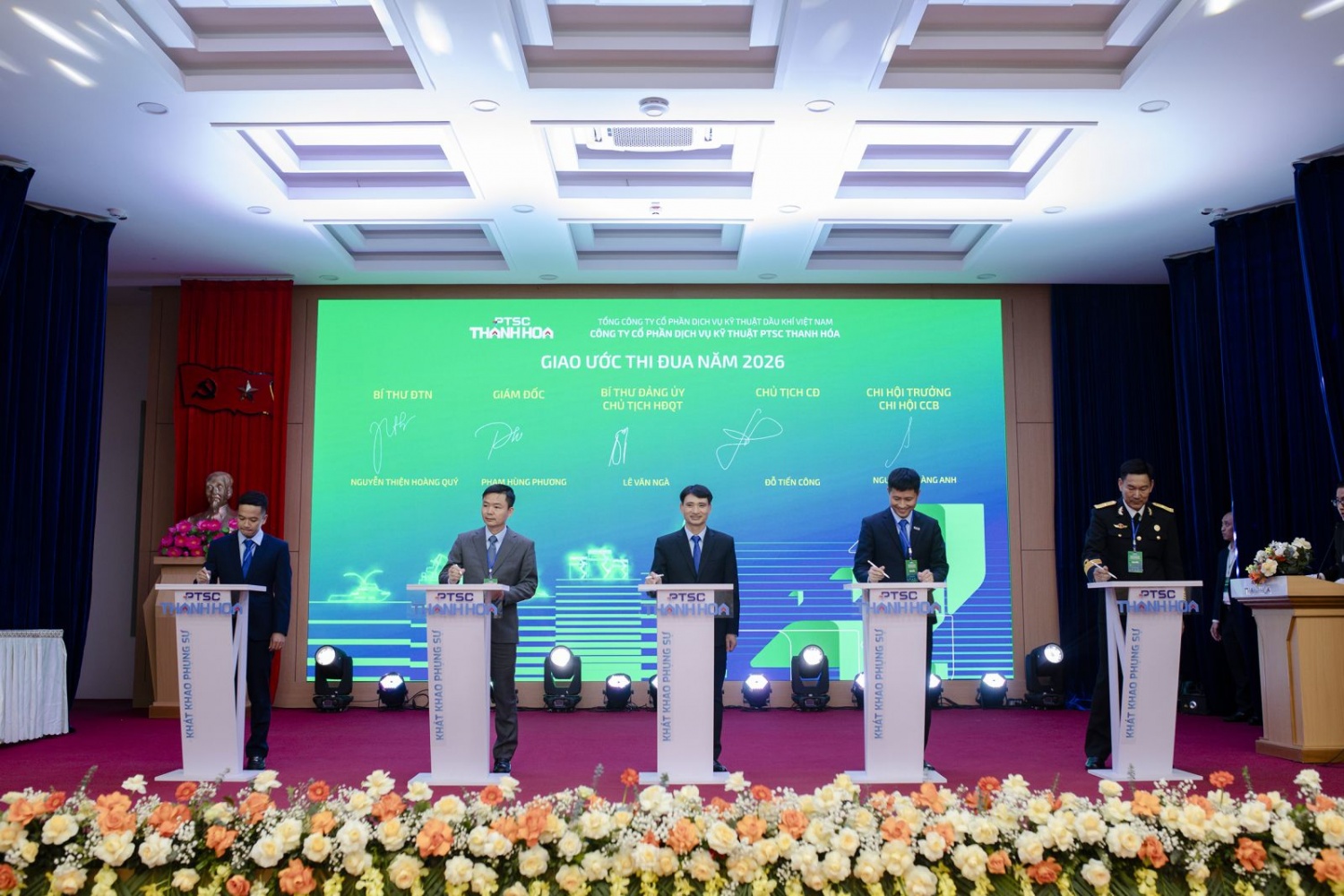 Đại diện Ban lãnh đạo và các tổ chức đoàn thể PTSC Thanh Hóa thực hiện cam kết hành động năm 2026.